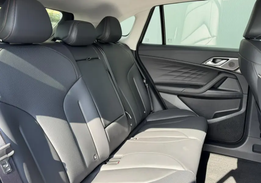 Vue latérale droite de la banquette arrière en simili cuir noir avec surpiqûres contrastées du MG Motor EHS 1.5 Hybrid+ 224 Luxury.