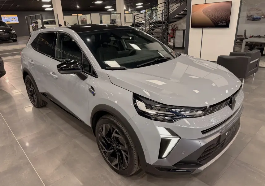 Vue 3/4 avant droit du Renault SYMBIOZ E-Tech gris Rafale, avec jantes noires et détails noirs contrastants.