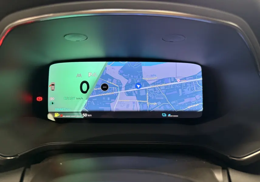 Affichage numérique du tableau de bord du Renault Symbioz E-Tech avec navigation et indicateurs de conduite.