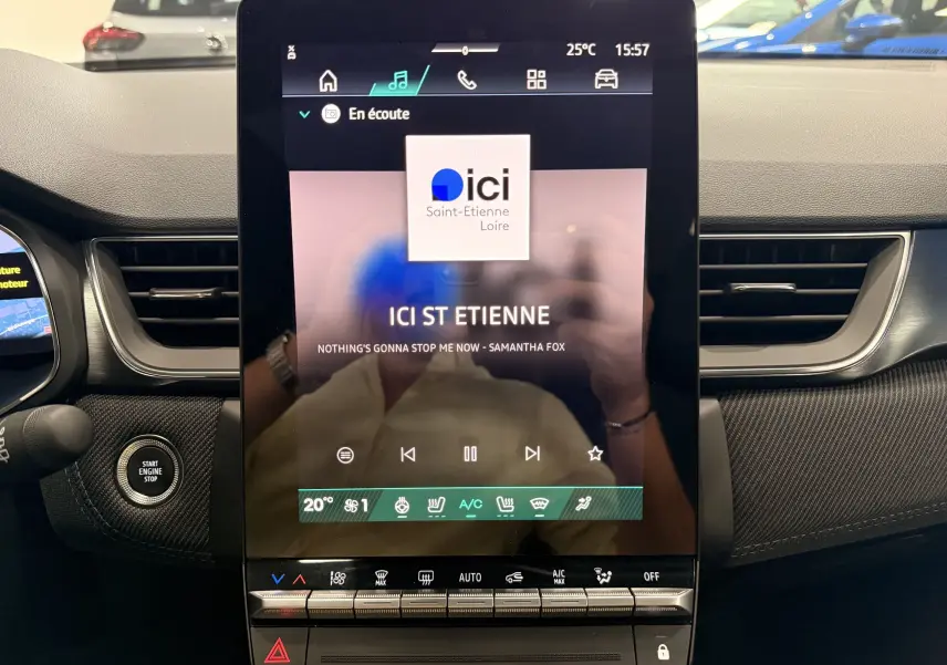 Écran tactile central de la Renault Symbioz E-Tech 2026, avec interface multimédia et commandes climatisation visibles.