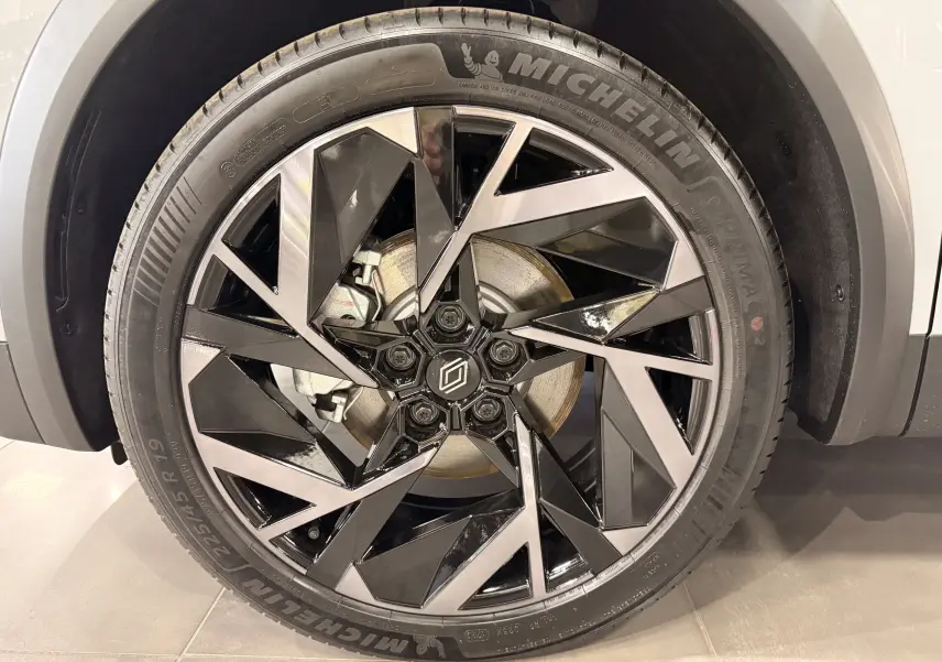 Gros plan sur la roue avant droite du Renault SYMBIOZ gris Rafale, mettant en valeur la jante biton au design géométrique.