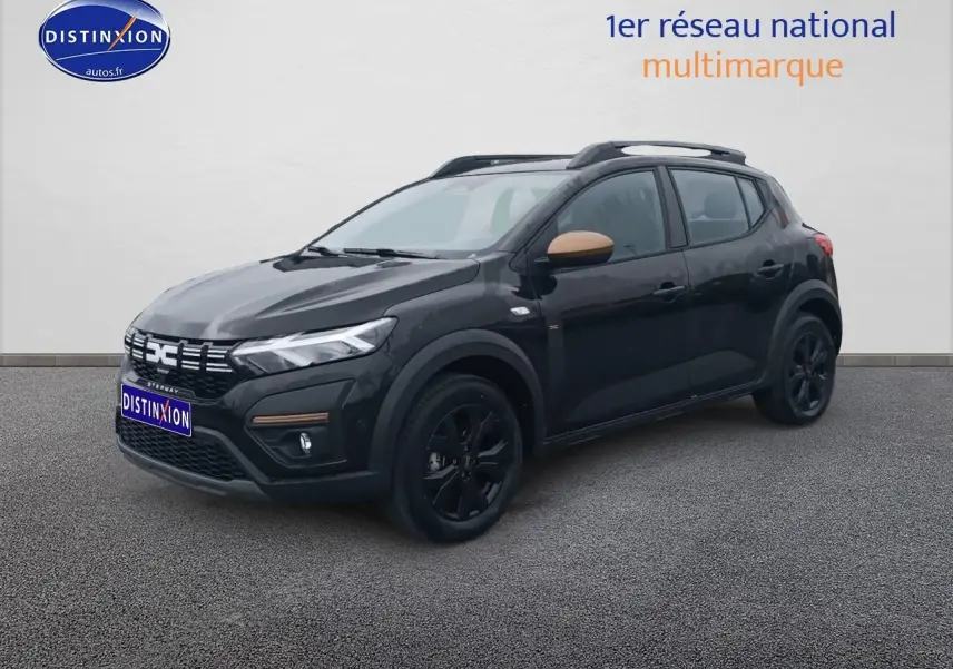 Dacia Sandero Stepway noire vue 3/4 avant droit avec rétroviseurs couleur bronze et jantes noires.