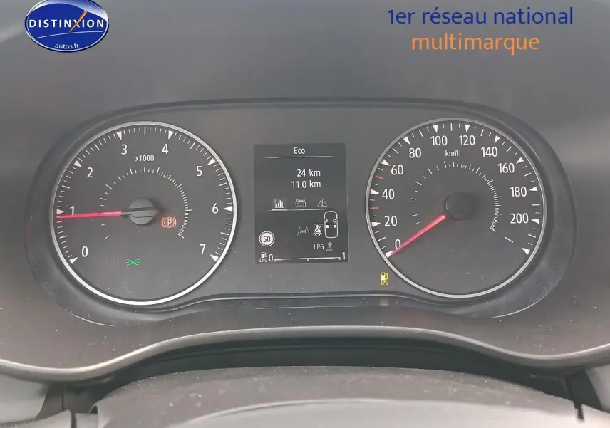 Vue rapprochée du tableau de bord noir de la Dacia Sandero 2025 avec compte-tours et compteur de vitesse numériques.