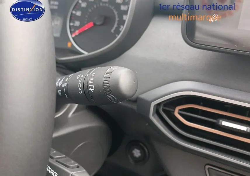 Gros plan sur la commande d’essuie-glace à gauche du volant dans l’habitacle noir du Dacia Sandero 2025.