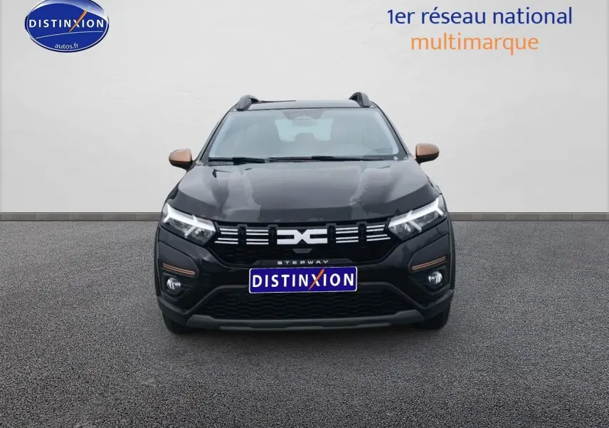 Vue avant d'une Dacia Sandero Stepway noire avec rétroviseurs couleur bronze et calandre distinctive.
