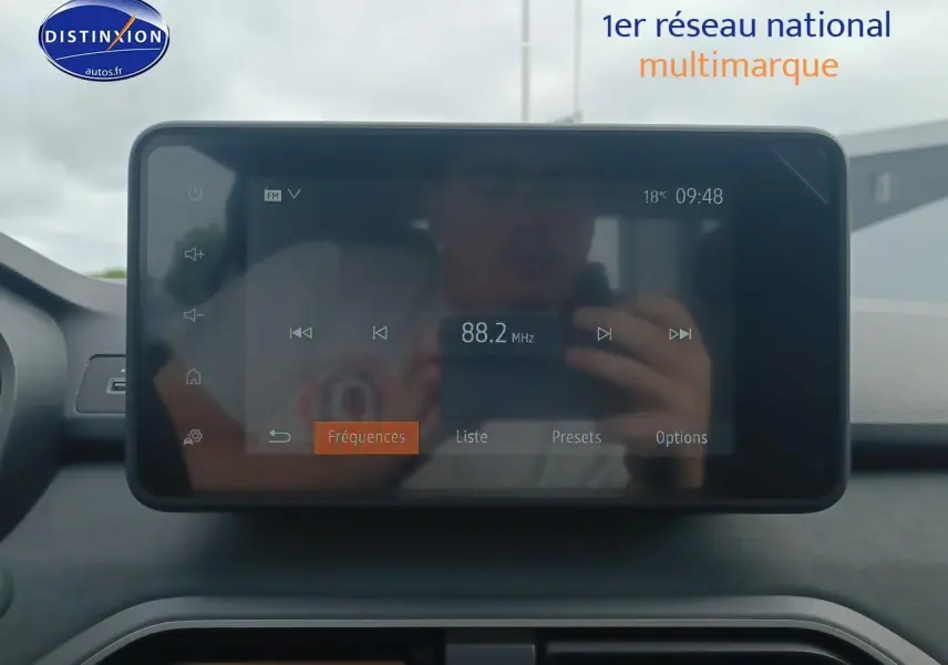 Écran tactile central de la Dacia Sandero 2025 noir affichant une radio FM à 88,2 MHz en intérieur voiture.