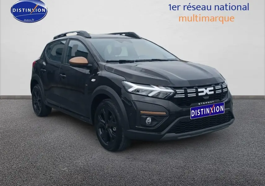 Vue 3/4 avant d'une Dacia Sandero Stepway noire avec rétroviseurs marron et jantes noires sur fond neutre.