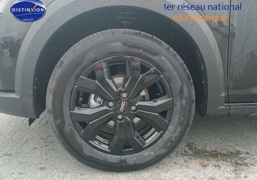Gros plan sur la roue avant gauche noire avec jante alu noire brillante d'une Dacia Sandero Stepway 2025 noire.