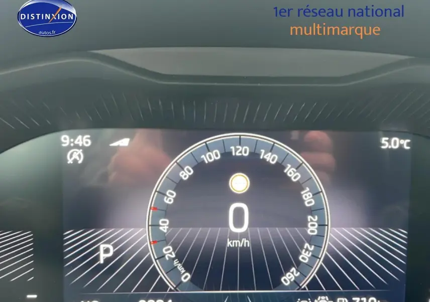 Affichage numérique du tableau de bord du Skoda Kamiq noir, vitesse à 0 km/h, température extérieure 5°C.
