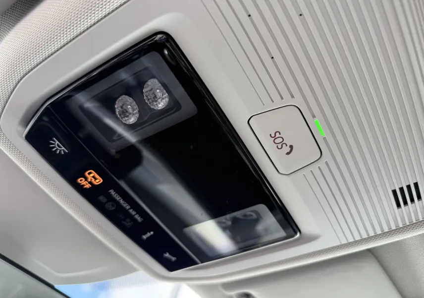 Vue intérieure en gros plan du plafonnier blanc avec bouton SOS et témoins lumineux sur Volkswagen Golf 1.0 TSI 110 LIFE 2020.