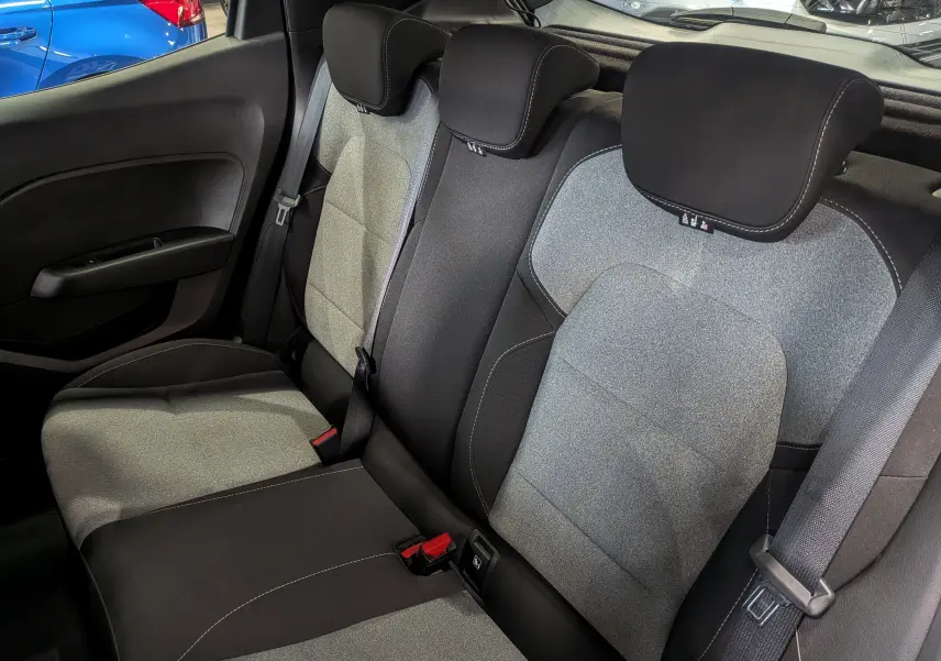 Vue intérieure des sièges arrière en tissu gris et noir de la Renault Clio V TCe 90 CH Evolution 2024.