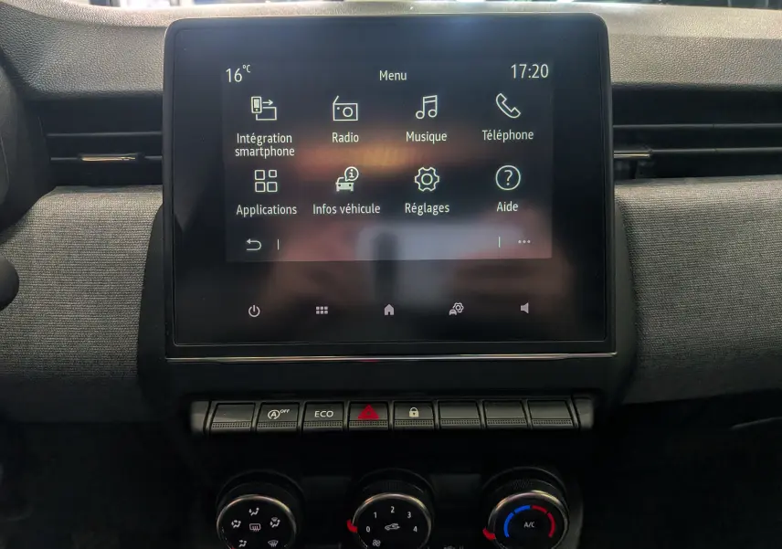 Écran tactile central de la Renault Clio V TCe 90 CH Evolution 2024, vue frontale du tableau de bord gris schiste.