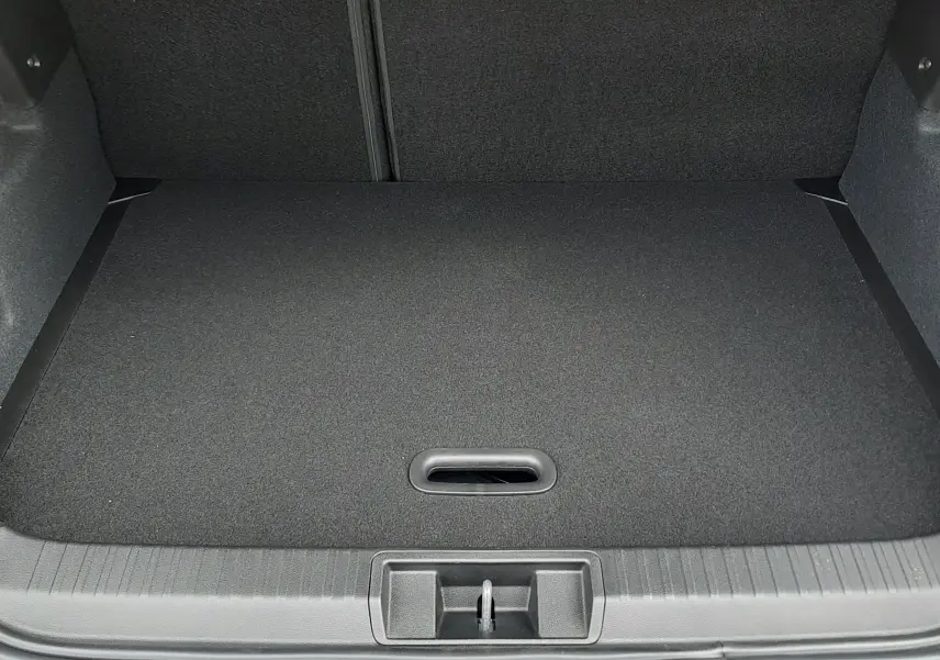 Coffre ouvert vu de l'arrière d'un Renault Captur E-Tech Full Hybrid gris Cassiopée avec toit noir, intérieur noir.