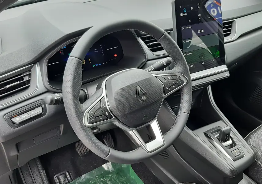 Vue intérieure du tableau de bord et volant du Renault Captur E-Tech Full Hybrid 160ch avec écran tactile vertical.