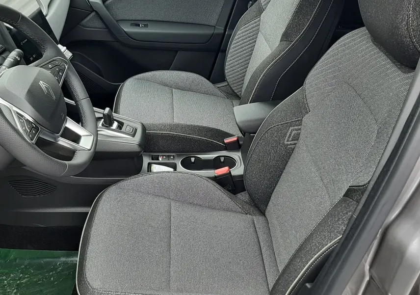 Vue intérieure côté conducteur du Renault Captur E-Tech Full Hybrid 160ch avec sièges tissu gris et volant multifonction.