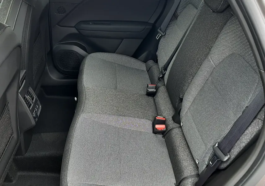 Vue côté droit de la banquette arrière grise en tissu du Renault Captur E-Tech Full Hybrid 160ch 2026.