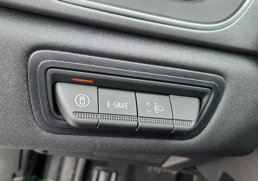 Boutons de commande du tableau de bord du Renault Captur E-Tech gris cassiopée, vue rapprochée intérieure.