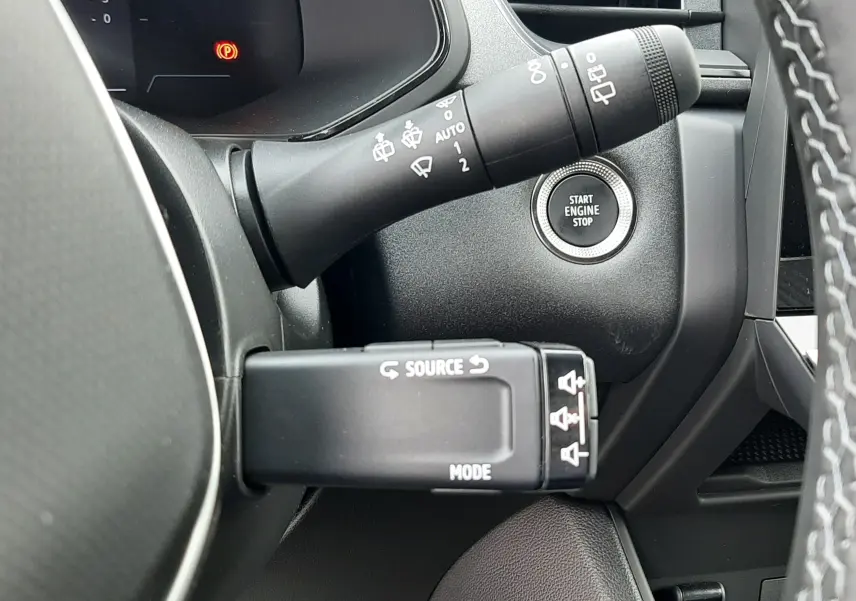 Gros plan sur la commande d’essuie-glace et bouton start/stop du tableau de bord du Renault Captur gris Cassiopée 2026.