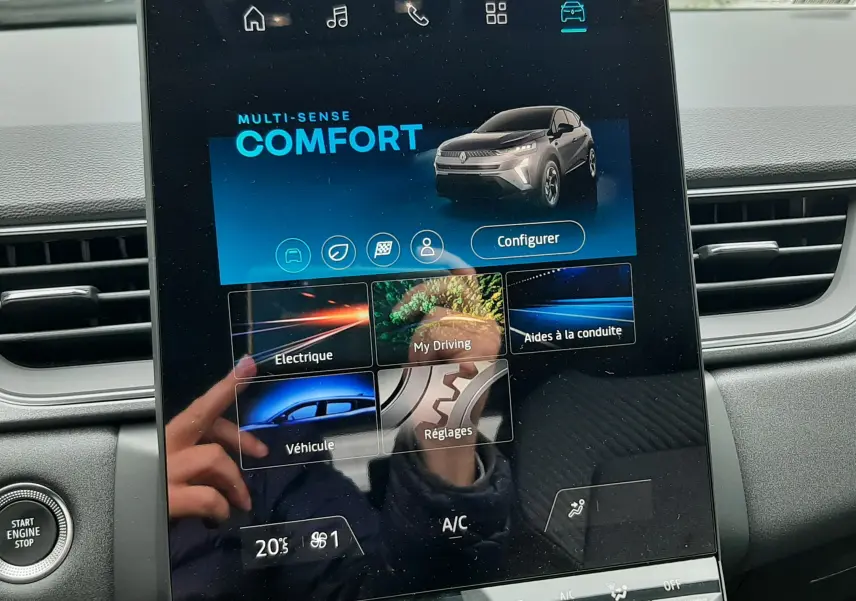 Écran tactile central du Renault Captur E-Tech 2026 affichant le mode de conduite Comfort, intérieur gris.
