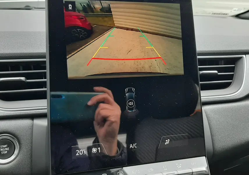 Écran tactile intérieur montrant la caméra de recul du Renault Captur E-Tech gris cassiopée avec toit noir.