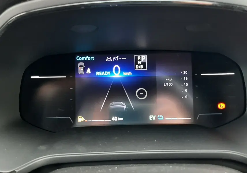 Tableau de bord numérique du Renault Captur E-Tech hybride, affichant la vitesse à 0 km/h en mode confort.