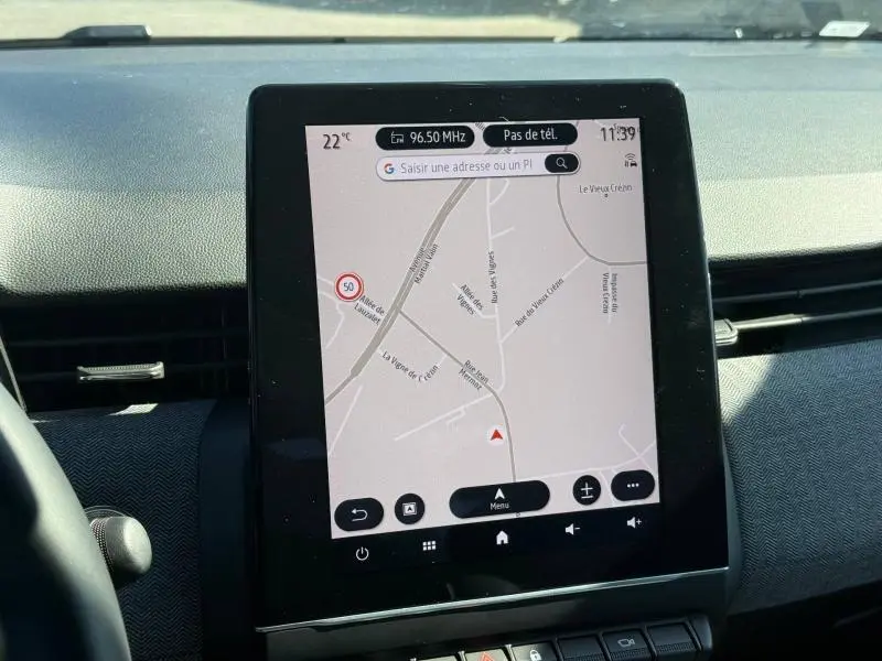 Écran tactile central affichant la navigation dans l’habitacle d’une Renault Clio 1.0 TCe 90ch Techno 2025.