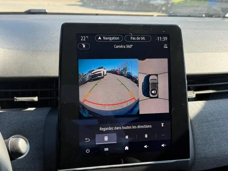 Écran tactile intérieur montrant la caméra 360° d'une Renault Clio 2025, avec vue arrière et vue aérienne du véhicule.