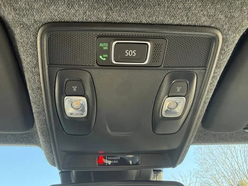 Vue en contre-plongée du plafonnier noir avec bouton SOS et éclairages intérieurs de la Renault Clio 2025 Bleu Iron.