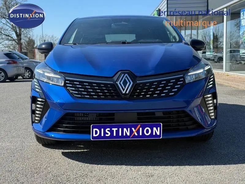 Vue frontale d'une Renault Clio 2025 Bleu Iron avec calandre noire et feux LED verticaux distinctifs.