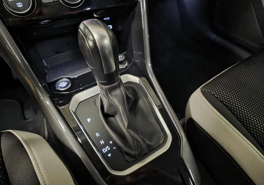 Gros plan sur la console centrale du Volkswagen T-Roc 2.0 TDI 2021, montrant le levier de vitesses automatique en cuir noir.
