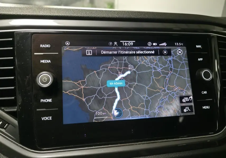 Écran tactile de navigation du Volkswagen T-Roc 2021 affichant un itinéraire sur fond noir.