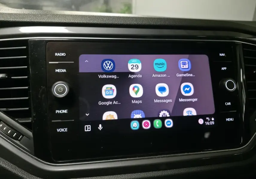 Écran tactile central du Volkswagen T-Roc 2021 affichant des applications connectées, vue frontale rapprochée.