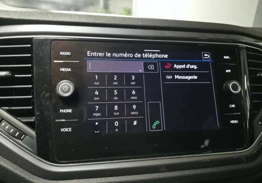 Écran tactile central du Volkswagen T-Roc 2021 affichant le clavier pour entrer un numéro de téléphone.