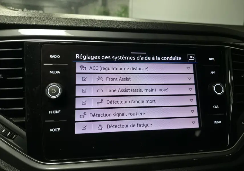 Écran tactile intérieur du Volkswagen T-Roc montrant les réglages des aides à la conduite.