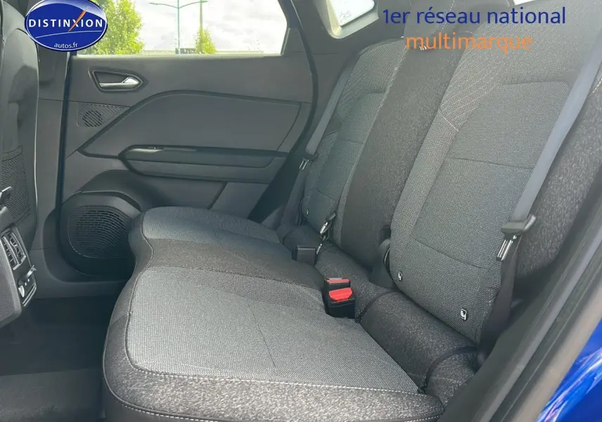 Vue intérieure côté droit sur la banquette arrière grise du Renault Captur Bleu Iron 2025, avec porte ouverte.