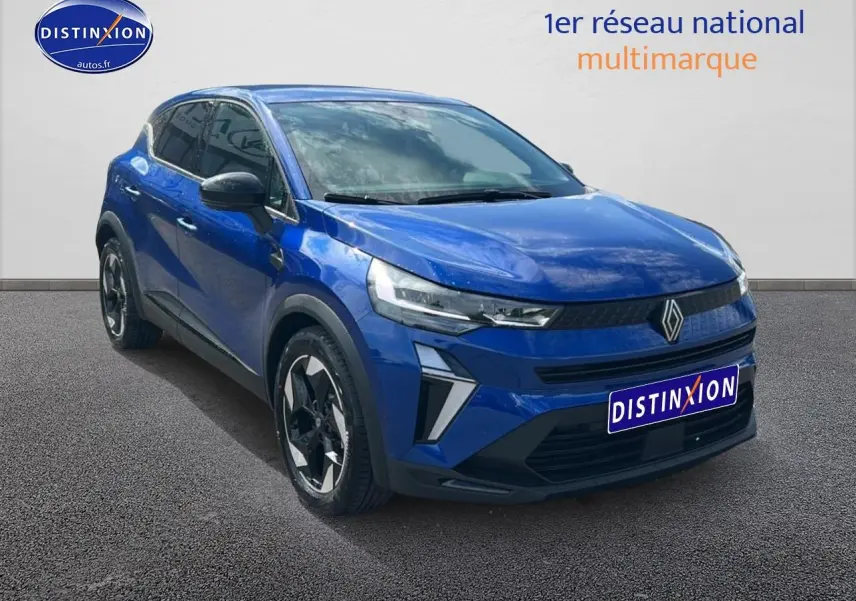 Vue 3/4 avant d’un Renault Captur 1.6 e-tech hybride 2025 en bleu iron avec jantes alu et calandre noire.