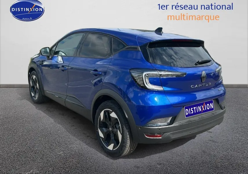 Vue 3/4 arrière droite du Renault Captur 2025 bleu iron avec feux LED et jantes alu distinctives.