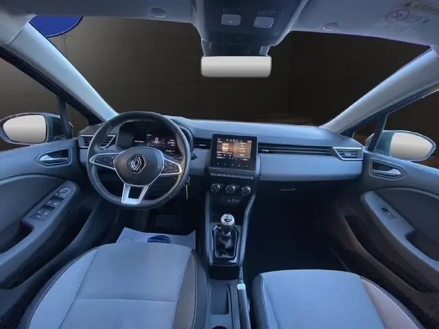 Vue intérieure avant de la Renault Clio Evolution TCe 90 gris foncé, avec tableau de bord moderne et écran tactile central.