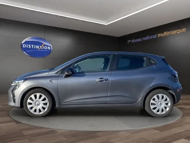 Vue latérale droite d'une Renault Clio Evolution TCe 90 gris foncé, en intérieur sur plateau rotatif showroom.