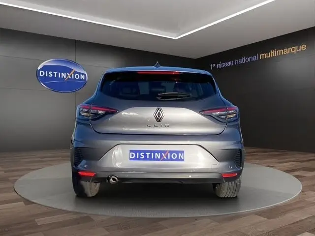 Vue arrière d'une Renault Clio Evolution TCe 90 gris foncé, avec feux LED et logo distinctif au centre du hayon.