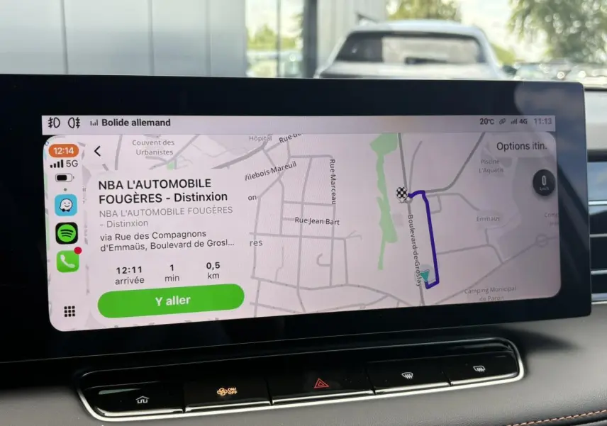 Vue intérieure du tableau de bord du MG Motor EHS 1.5 Hybrid+ 224 Luxury avec écran tactile de navigation affiché.