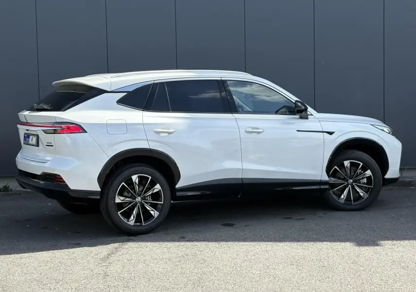 Vue de profil droit du MG Motor EHS blanc 2026 avec jantes alliage noires et vitres teintées.