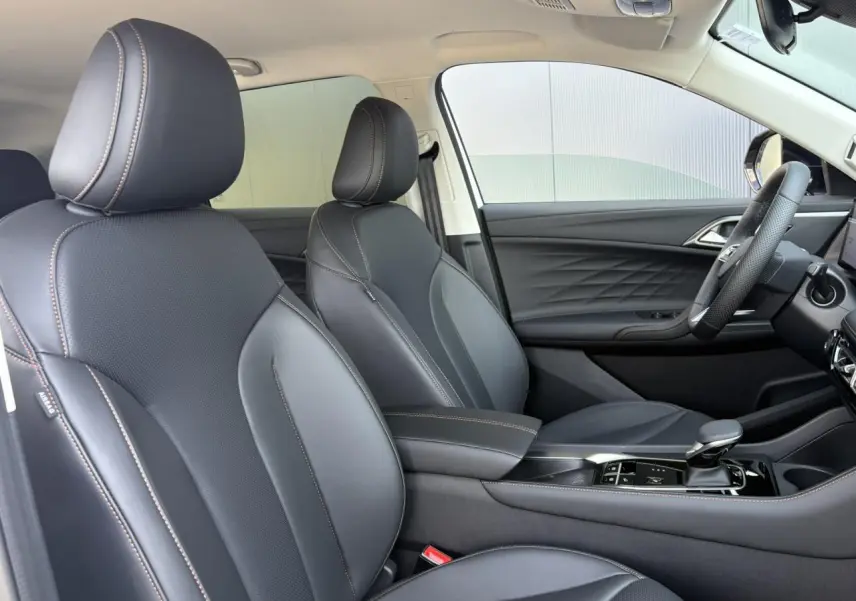 Vue intérieure côté droit des sièges avant noirs en simili cuir du MG MOTOR EHS 1.5 Hybrid+ 224 Luxury 2026.