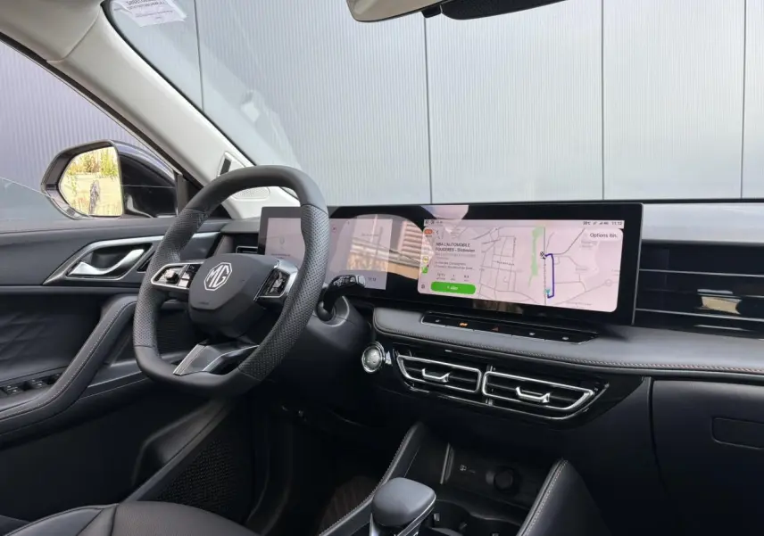 Vue intérieure côté conducteur du MG Motor EHS 1.5 Hybrid+ 224 Luxury avec tableau de bord numérique et sellerie noire.