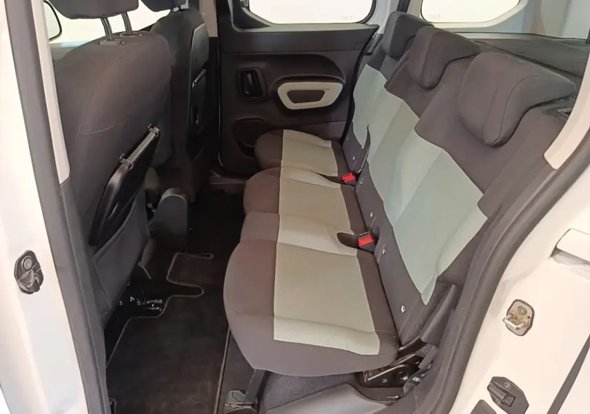 Vue intérieure côté droit sur la banquette arrière bicolore grise et noire du Citroën Berlingo blanc 2022.