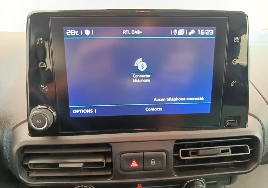 Écran tactile central du tableau de bord du Citroën Berlingo blanc, affichant la connexion Bluetooth au téléphone.