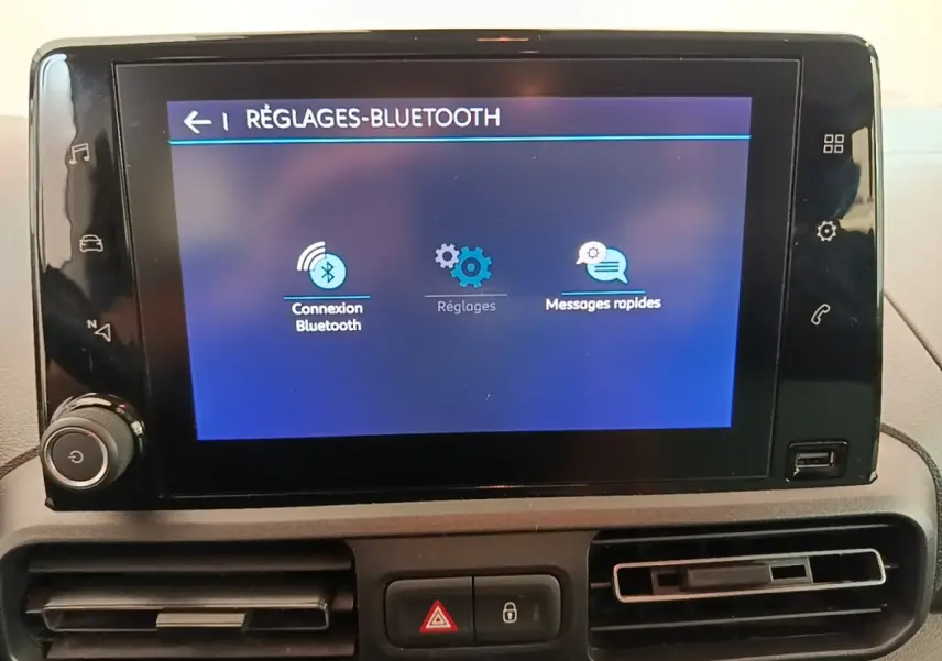 Écran tactile central du tableau de bord du Citroën Berlingo blanc, affichant les réglages Bluetooth.