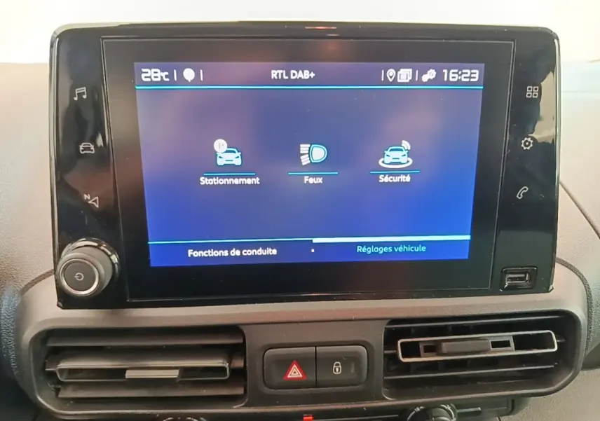 Écran tactile central du tableau de bord du Citroën Berlingo 2022, affichant les réglages véhicule.