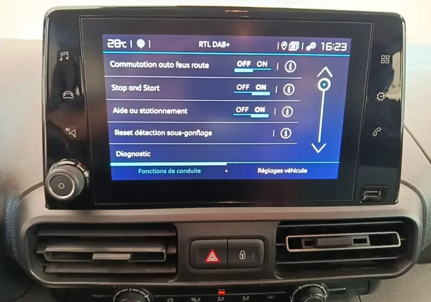 Écran tactile central du tableau de bord du Citroën Berlingo blanc, affichant les réglages de conduite.
