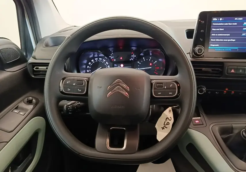 Vue centrée sur le volant multifonction et le tableau de bord numérique du Citroën Berlingo blanc 2022.